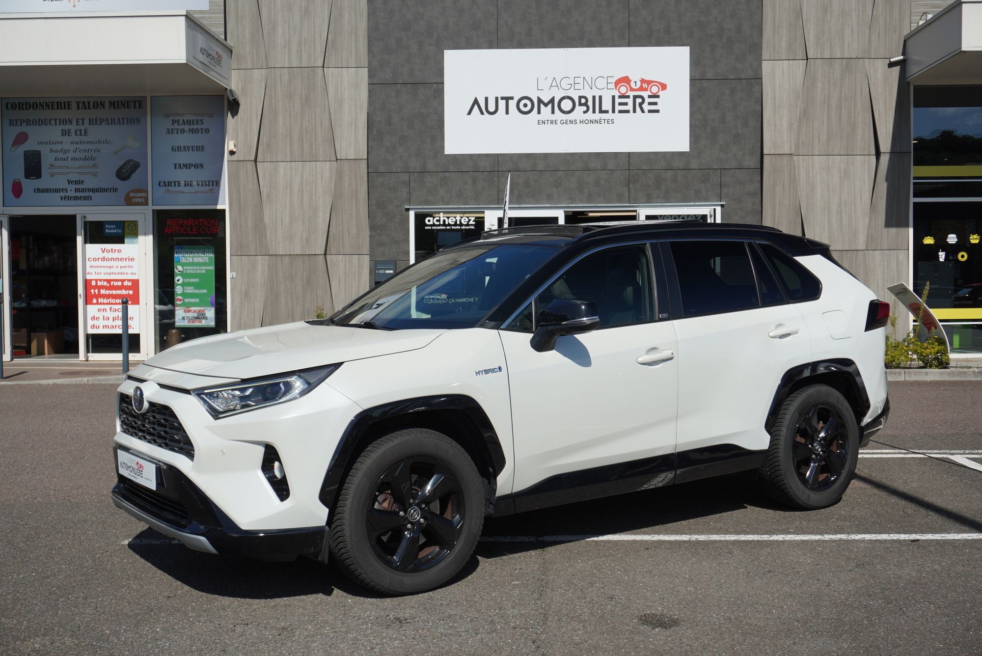 Achat voiture occasion, Auto occasion pas cher | Agence Auto Toyota RAV4 2.5 218ch Hybride 2WD CVT Première Edition Blanc Année 2019 Automatique Hybride